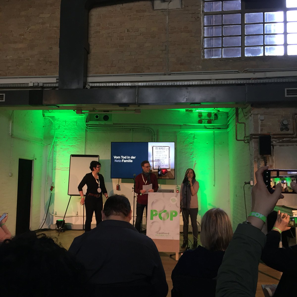 herzblutde's tweet photo. Jetzt „Vom Tod in der Netz-Familie“ mit @sinnundverstand @jensscholz @nadia_z 👏🏻 #rp18 #StageT #sterbengehörtzumleben https://t.co/pRyuUvqxkg