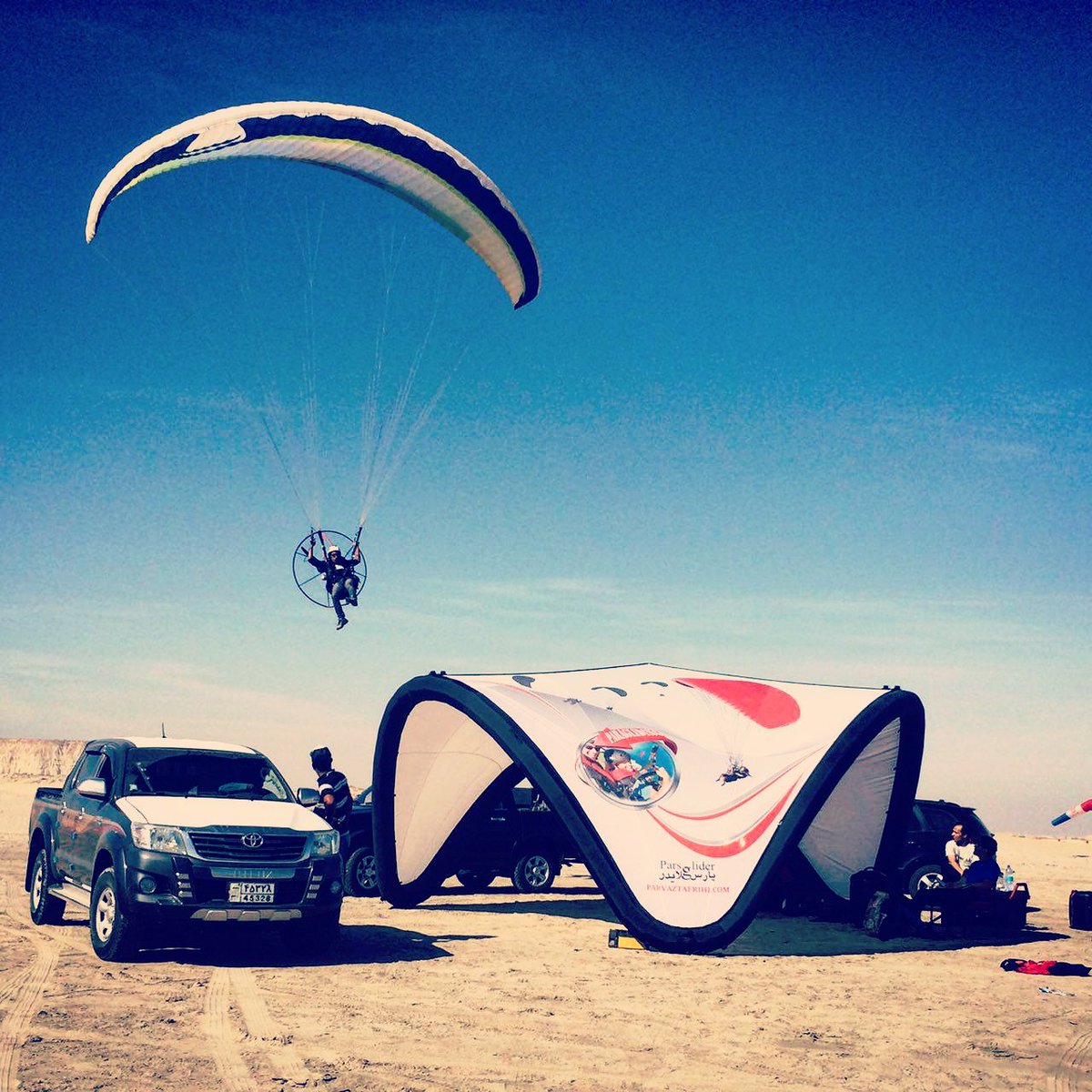 SignusOne's tweet photo. Time to upgrade your outdoor gears! Signus ONE pavilion traveled all the way to the desert for some powered paragliding fun. #paragliding #outdoorsports #signus #signusone https://t.co/3OuBNhRyW4
