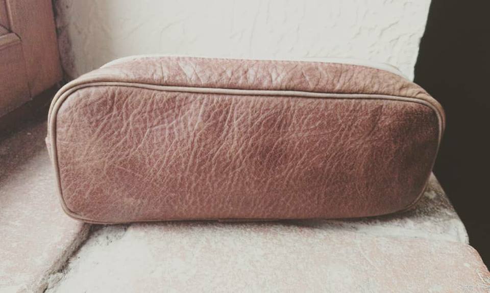inleather03's tweet photo. Ma #première #trousse que j'ai fait, quand j'ai fait mon #CAP en maroquinerie. 
Un jour j'en referais comme celle-ci.
#cuir #marron #petite #maroquinerie #fabricationfrancaise #fabrication #france🇫🇷 #francais #Francaise https://t.co/B6TOawz01l
