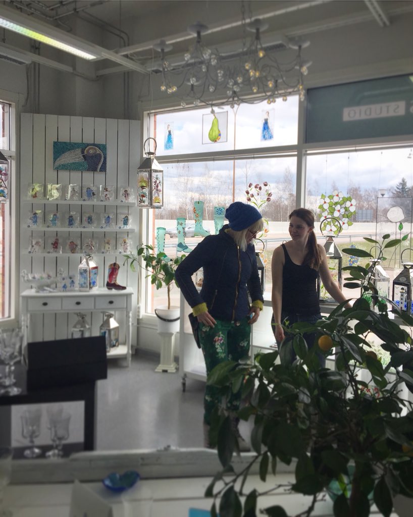 EWatto_Design's tweet photo. Thank you for to day!
#sevenon #shop #hamina

It was so #nice and
#fun to #meetyou
🙋🏼‍♀️😸☀️
I hope there a #good #day
&amp; #great #business

#visitkotkahamina #travel
#glassart #shopping #fashion
#designer #work #bags #horse
#theme #fashionbags #mensfashion 
#womensfashion https://t.co/rcrnclXW4T