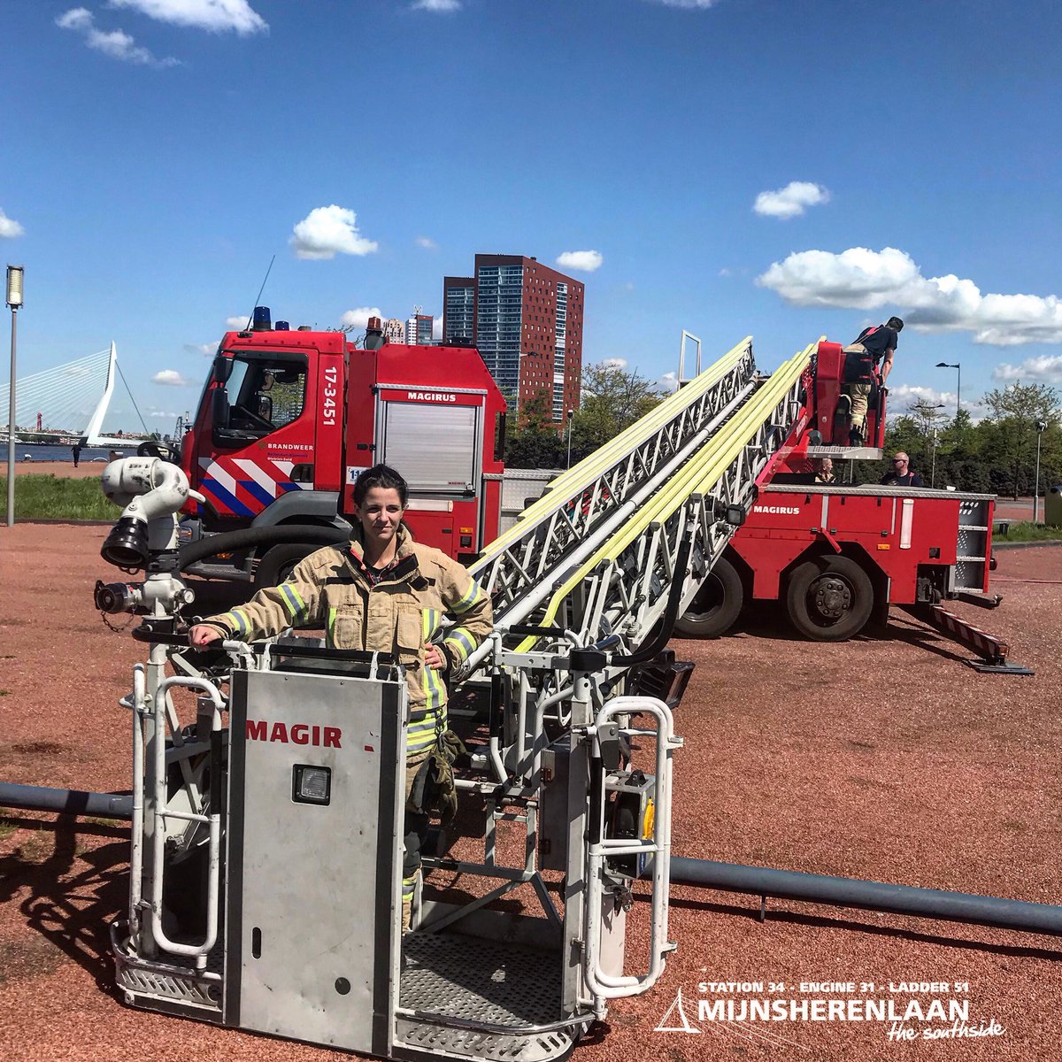 kazmhl's tweet photo. We hebben vandaag weer een collega van @POL_Charlois 24 uur met ons meelopen. We kijken in elkaars keuken om van elkaar te leren. #010firefighters #010cops #hulpverleners https://t.co/BiaYqqVlvT
