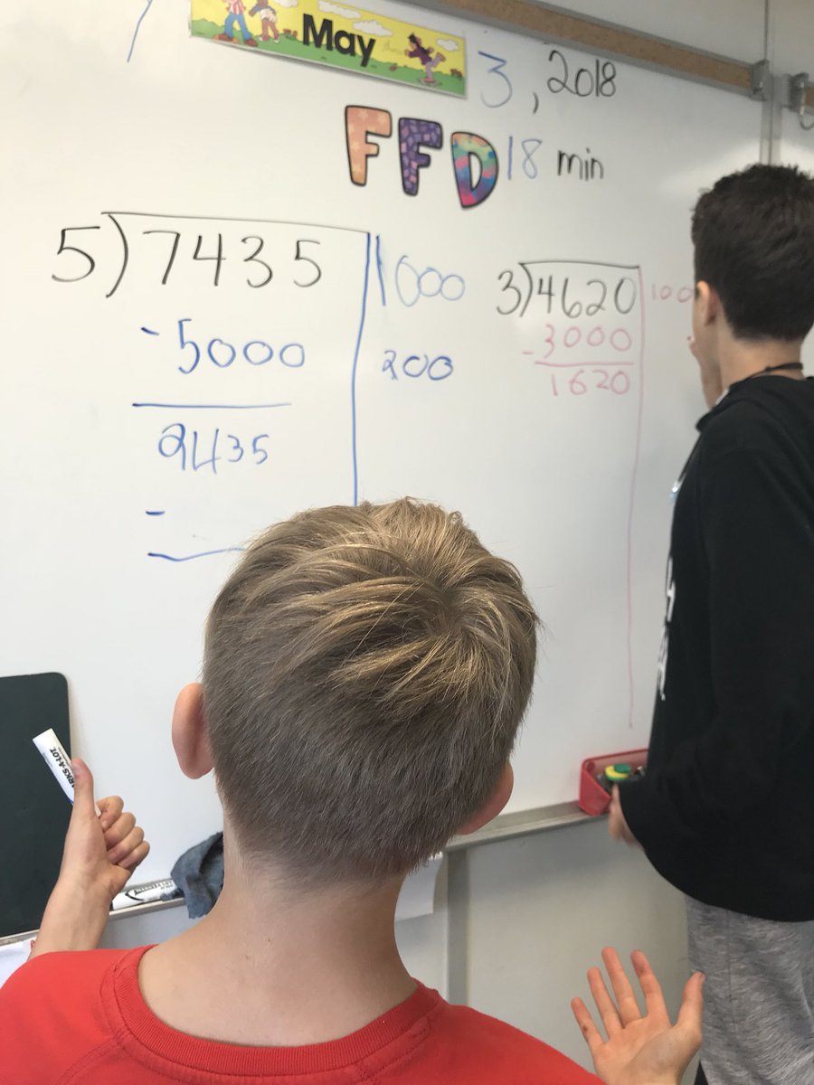 g_rodenburg's tweet photo. Mathematicians at work. #division #partialproduct #grade5 https://t.co/qTdOHRcIBk