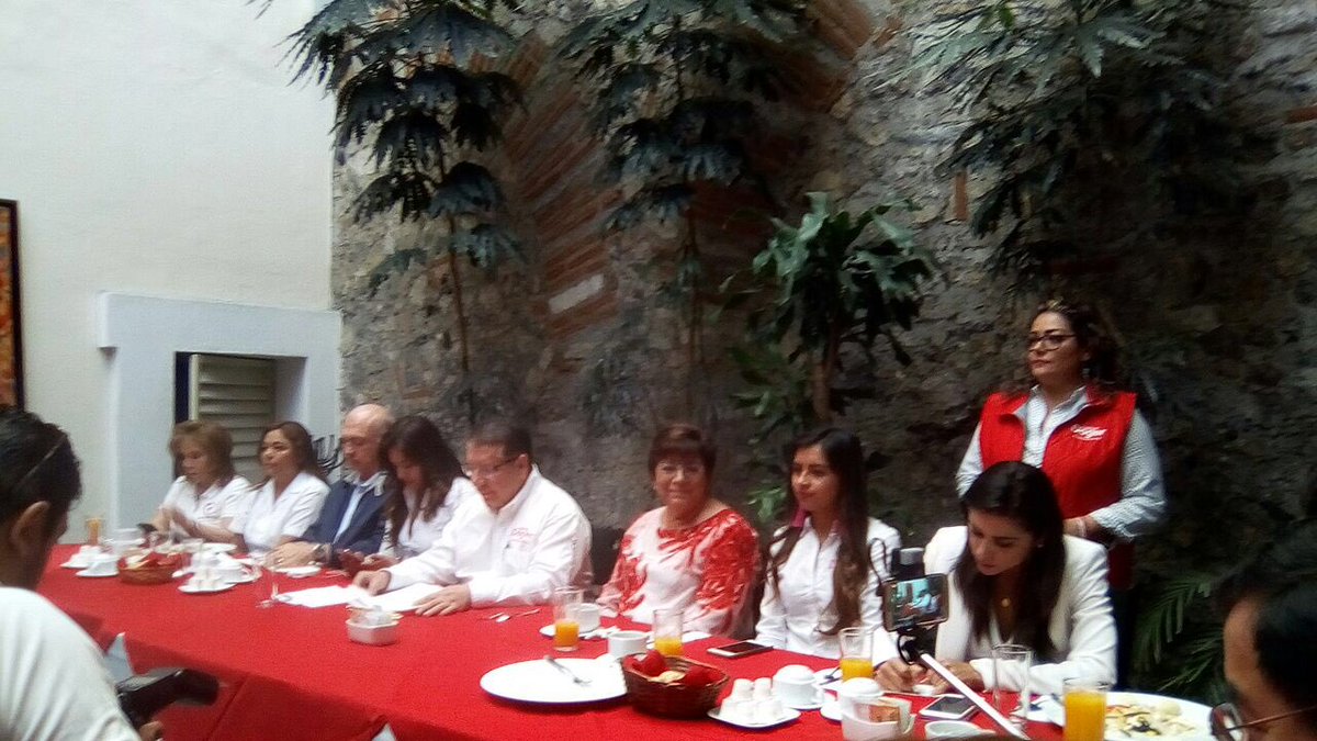 jorgereportero1's tweet photo. El candidato a la gubernatura por el @PueblaPRI, @EnriqueDogerG_ en Rueda de Prensa acompañado de @silvia_tanus. @Efekto10 @riva_leo https://t.co/PW19DjhxwO