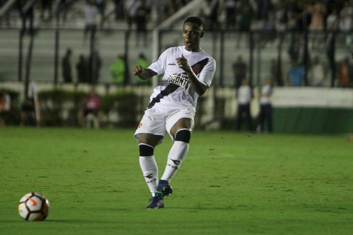 newscolina's tweet photo. Wellington atuou durante os noventas minutos e não efetuou nenhum desarme, somente uma assistência para finalização. Mais de 50% dos seus passes (18 de 32) foram para trás, sendo a maioria deles para Bruno Silva e Paulão. 

Dados retirados do @Footstats. https://t.co/hyh0V21mLv