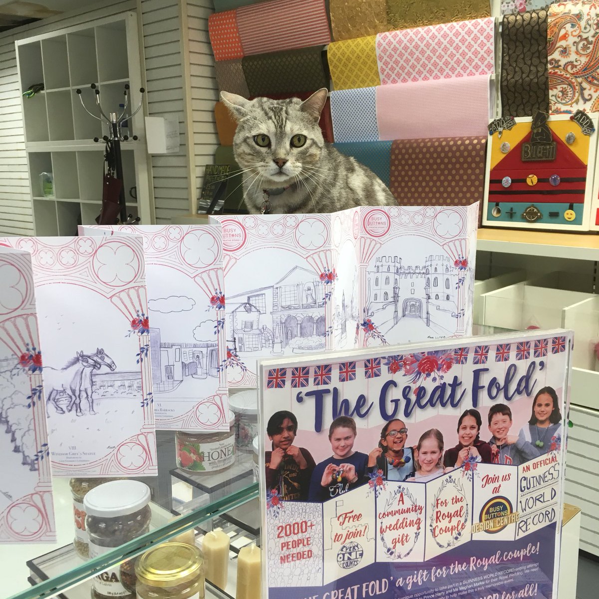 BusyButtonsCC's tweet photo. Even @DexterWindsor came along to sign @BusyButtonsCS @GWR #GuinnessWorldRecord Attempt #RoyalWedding #communitygift to @HRHHenryWindsor @MeghanRMarkle supported by @UptonHouseSch @PTimesBerks #TopPrint https://t.co/zDkZAZb6v9