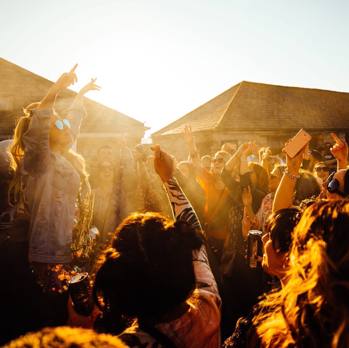 lovelylaurasax's tweet photo. #throwback Stunning weather last weekend for @sucasafestival event in Wales!! Roll on the summer 🙌☀🍹💃🏼🎷🎉 #lovelylaurasax 📷 @dstrutherspics https://t.co/IgWBY1CZQc