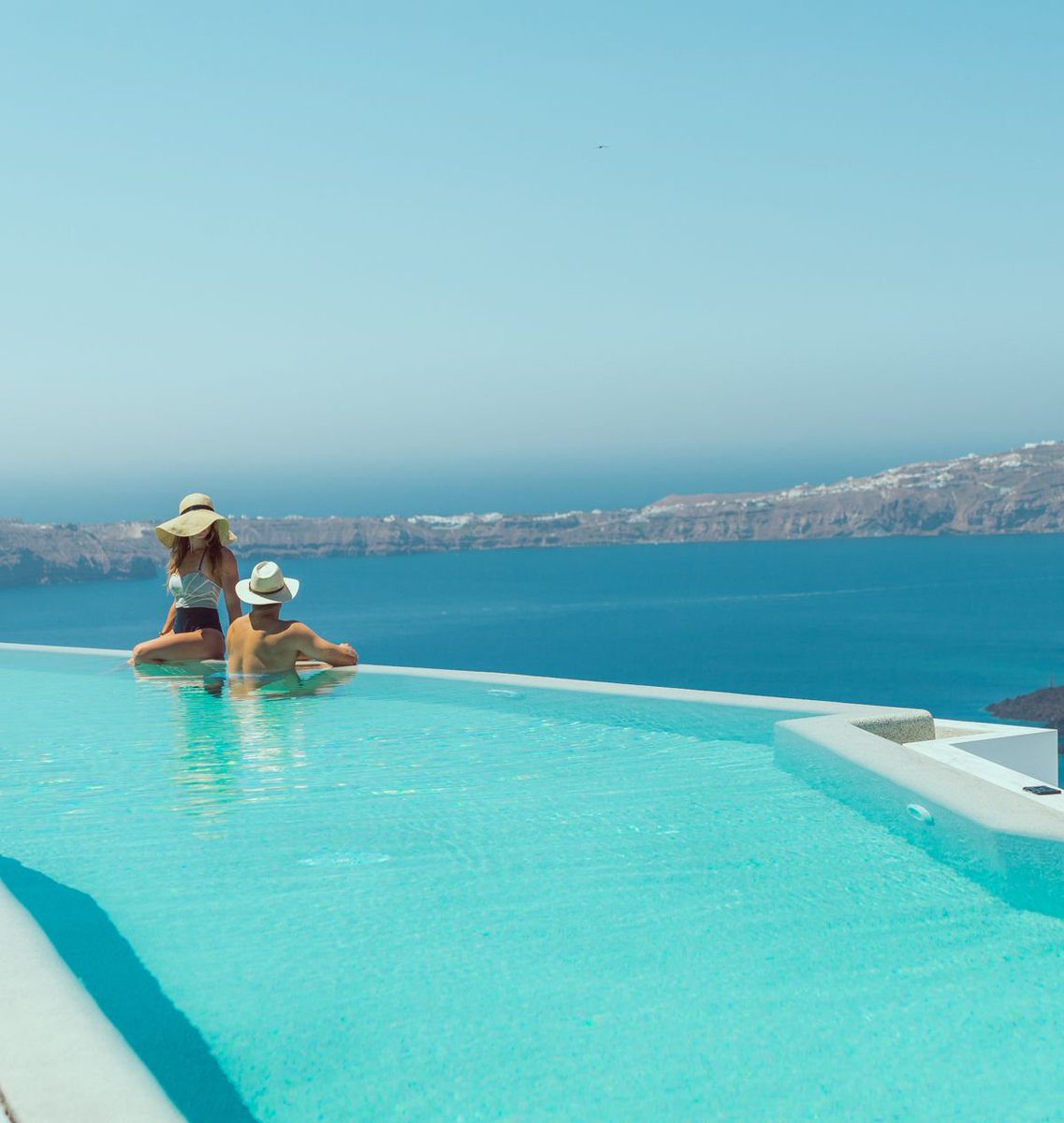 roamaroo's tweet photo. Santorini is the most romantic place on earth #santorini #greece #visitgreece https://t.co/fKBpq47ih8