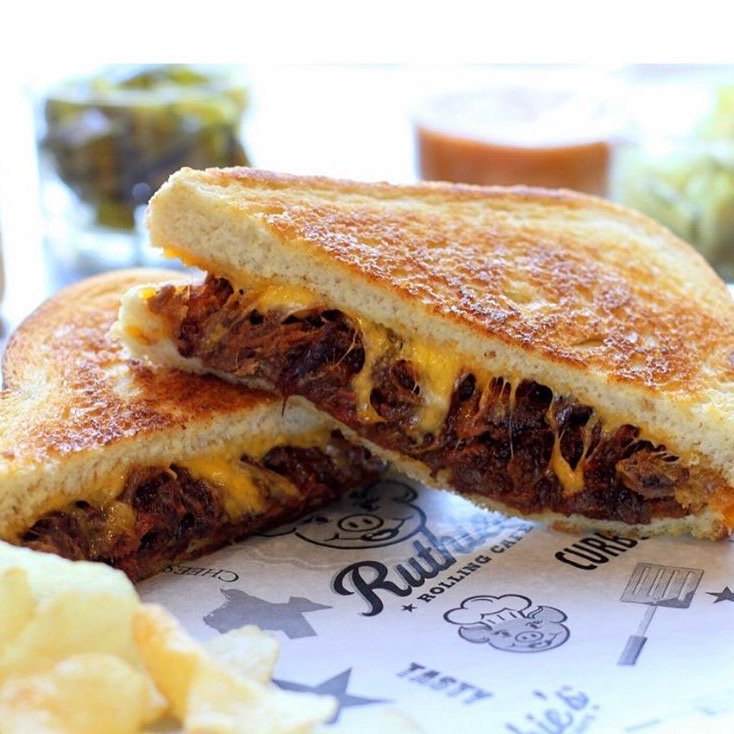 ShanaAndersonPH's tweet photo. The Boss😎 To get in the spirit of #cincodemayo add some spicy #jalapeños and call it El Jefe🌶💃🏻 @ShanaAndersonPH @Ruthiesrolling #foodiefoto #food #photography @klydewarrenpark #grilledcheese #bbq #theboss #elefe https://t.co/BZYEkJLaZU https://t.co/2M1WVhbppr