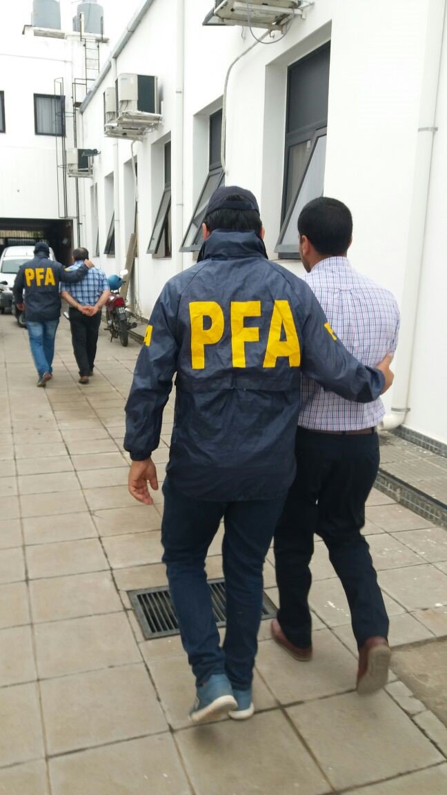 PatoBullrich's tweet photo. Cobraban jubilaciones de personas fallecidas. Cuatro empleados de la #ANSES de #SantiagoDelEstero diagramaron el entramado delictivo y se quedaron con 20 millones de pesos. Detuvimos a todos los que se beneficiaron a costa de los ciudadanos. ¡El que las hace, las paga! https://t.co/Xx1uwDLUzg