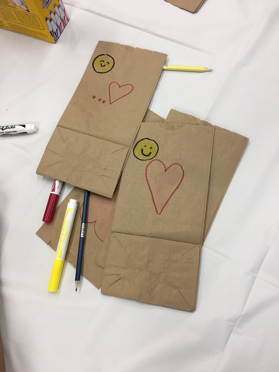 LauraKK_HR's tweet photo. Special bagged lunches are being prepared for @SiloamMission by students for @Ceridian #takeourkidstowork on behalf of @CeridianCares https://t.co/2f7F0TyvDd