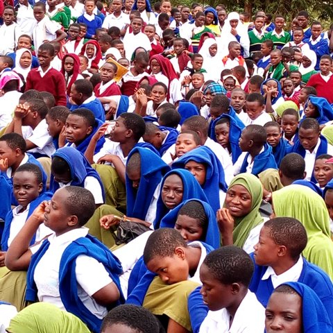 GAI_Tanzania's tweet image. Wanafunzi kutoka shule  saba za Mjini Sumbawanga Mkoani Rukwa  wakifuatilia kwa makini kampeini ya kutokomeza mimba na ndoa za utotoni  kufuatia juhudi za Wizara ya Afya(Maendeleo ya Jamii)  kutokomeza mimba na ndoa za utotoni hapa Nchini. #cdftz #PlanGlobal