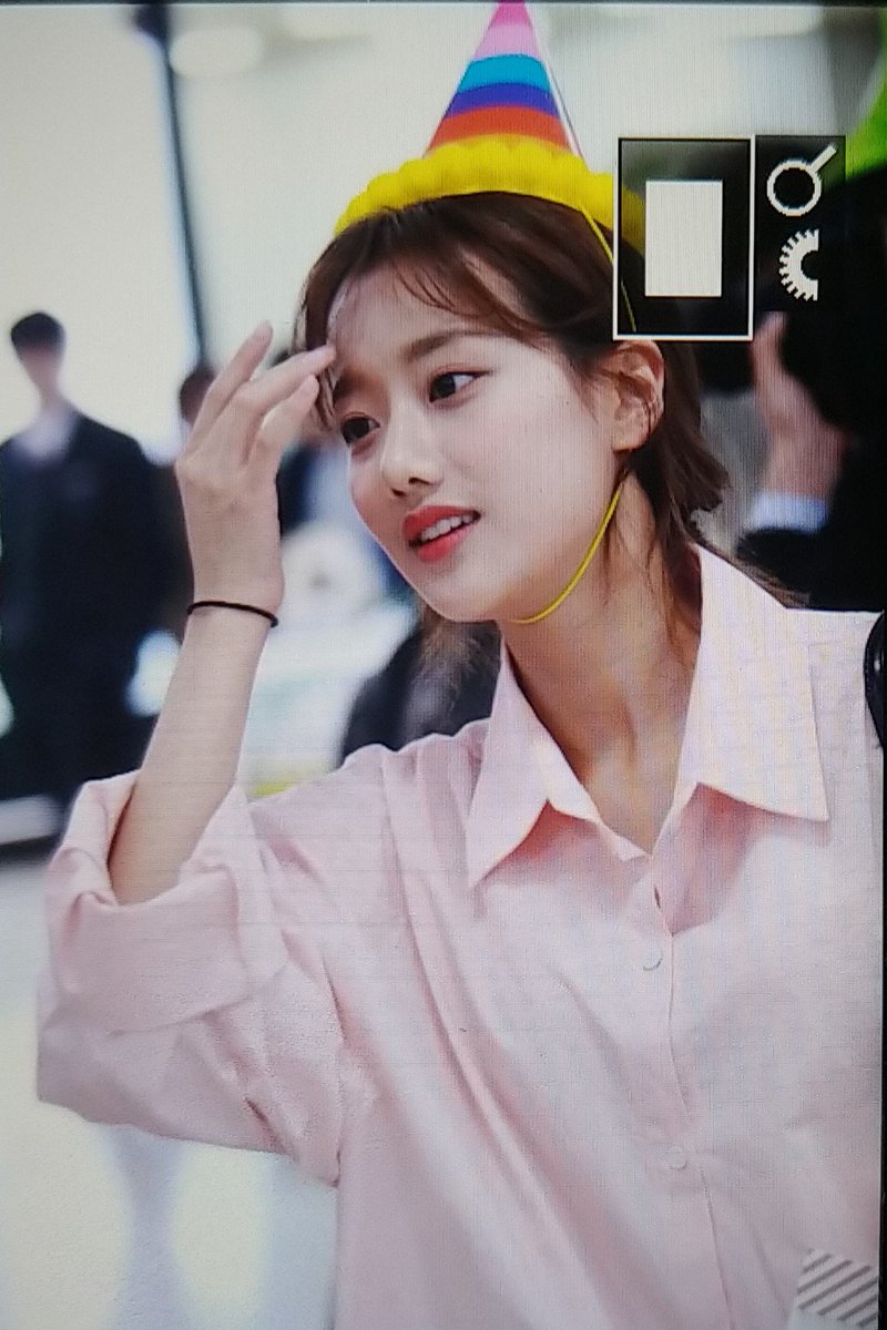 180503 GMP 입국 #낭리뷰

#에이프릴 #나은

수고했어 (๑¯∇¯๑)
