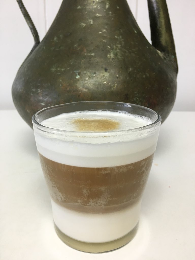 UnSuenoDulce's tweet photo. Llega el #coffeetime y hoy toca este delicioso café con leche de @TassimoES 😍😍
Así , tal cual...solo darle al botón 
 Y ...voilá❗️❗️
#ComparteTassimo 
Al próximo le pongo un poco de canela 😉 https://t.co/2dIM1wCNxa