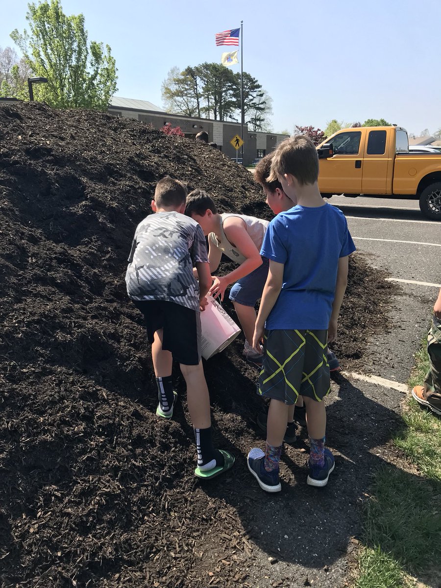 sarverteaches's tweet photo. Working together to mulch the bioswale! #TigerStrong #UnlessProject #HopWaveAndSave @t_amoriello @LisaEgan5th @HeatherPiSTEM @MariaGuelich @Tabschools https://t.co/kA6yD98Vt3