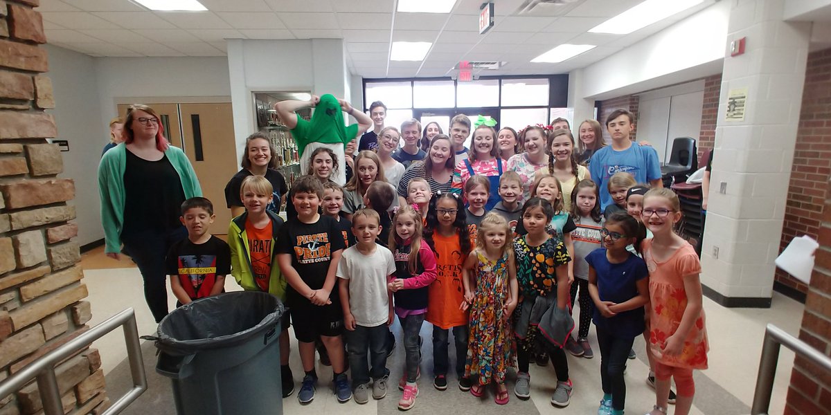 ltylerkc's tweet photo. PCHS hosted us for Junie B. Jones....thank you for a great performance, firsties loved it!!!! #compasselementary #PCR3Proud https://t.co/j1V8mHHA2v