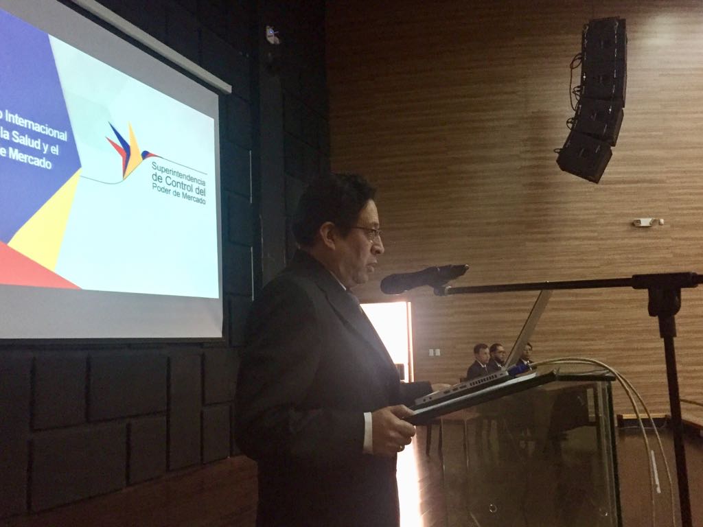 El Dr. Ramiro López, Decano de la Facultad de Ciencias Médicas de <a href="/lacentralec/">Universidad Central del Ecuador</a> brinda las palabras de bienvenida a los asistentes a nombre de la Universidad Central.
