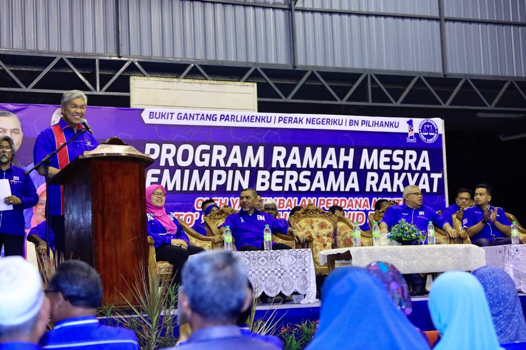 DrZahidHamidi's tweet photo. Malam ini saya Bersama Penduduk Bukit Gantang di Dewan SJKC Keah Wah, Bukit Gantang, Perak.

#BersamaBN #HebatkanNegaraku https://t.co/VdZ4iIzGYe