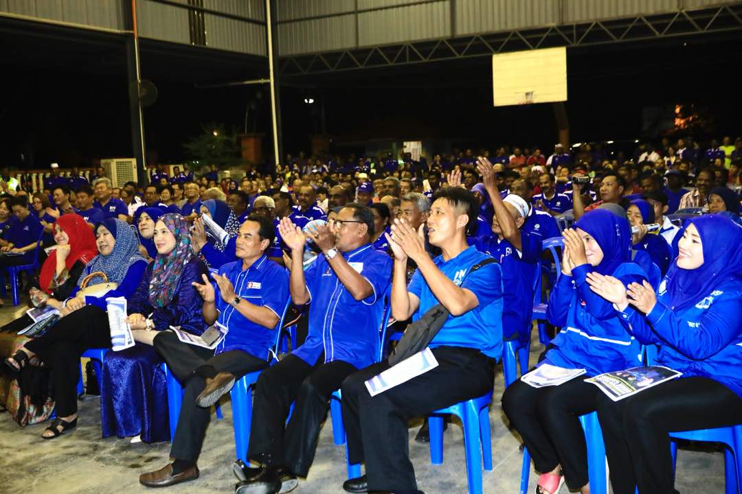 DrZahidHamidi's tweet photo. Malam ini saya Bersama Penduduk Bukit Gantang di Dewan SJKC Keah Wah, Bukit Gantang, Perak.

#BersamaBN #HebatkanNegaraku https://t.co/VdZ4iIzGYe