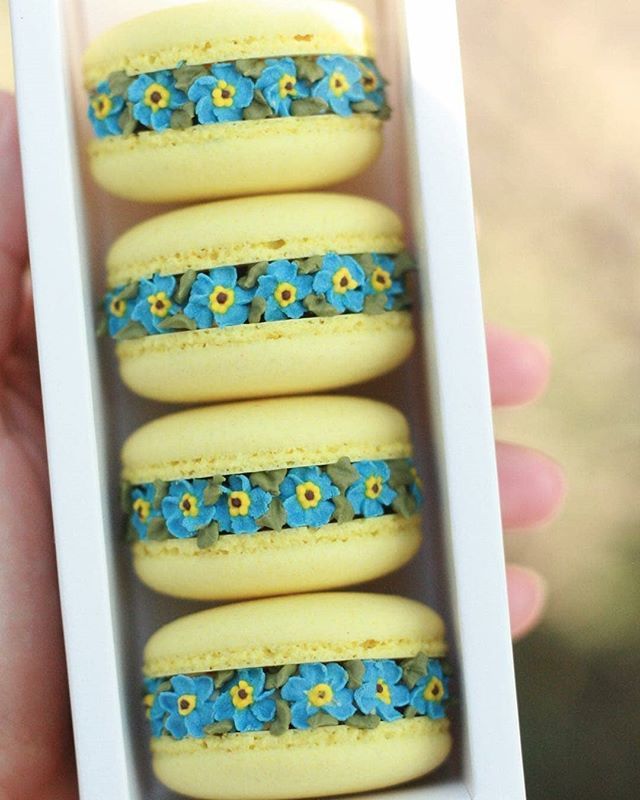 cupcakeproject's tweet photo. @ayseyamanbutikpasta 's macrons make me so happy. Who else is obsessed with that feed? 💙
.
.
.
#forgetmenot #macaronblossoms #macarons #macaron #turmeric #turmericmacaron #flowermacarons #makaron #beniunutma #beniunutmaçiçeği #zerdeçal #zerdeçallıma… https://t.co/AQHTcu8sWW https://t.co/zHA2uyymLn