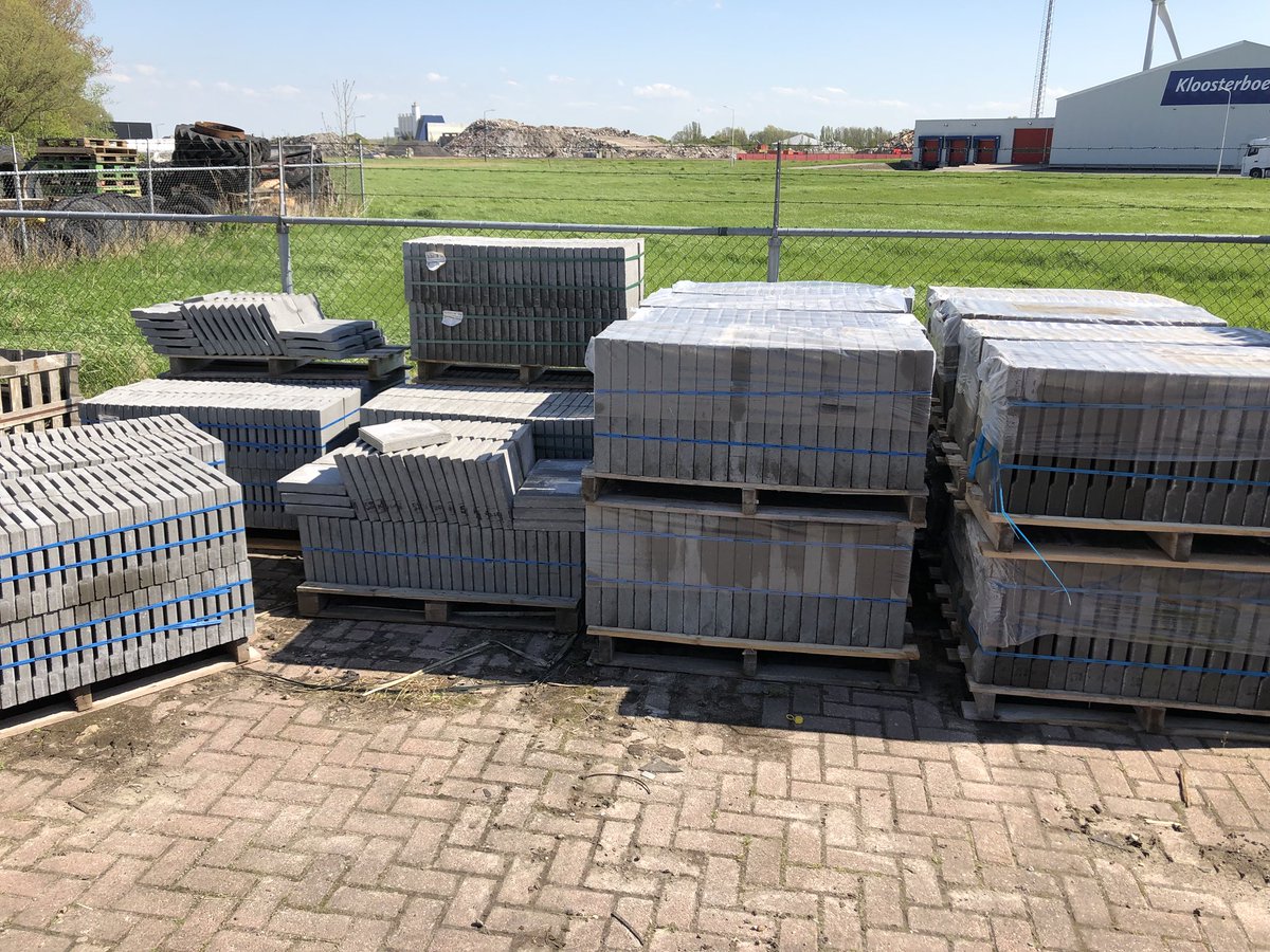 Budgetdaknl's tweet photo. Vandaag weer een nieuwe voorraad #daktegels in 30x30 en 50x50 binnen gekregen. https://t.co/hccsO4QlD9