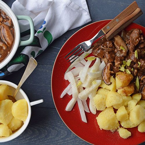 Binnen 7 minuten aan tafel met het runderstoofvlees met shiitake, gekookte aardappelen en raapjes! 🐄
