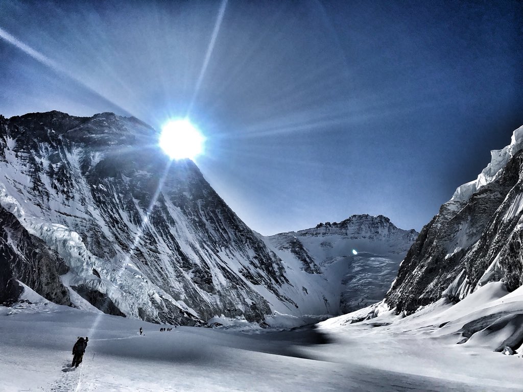 KentonCool's tweet photo. I love this mountain. Stunning vista this am as the sun breaks over the summit ridge of Everest.
#GetOutside #Everest2018
@AdventureBase @LandRover @Team_BMC https://t.co/hopP0k5xiu