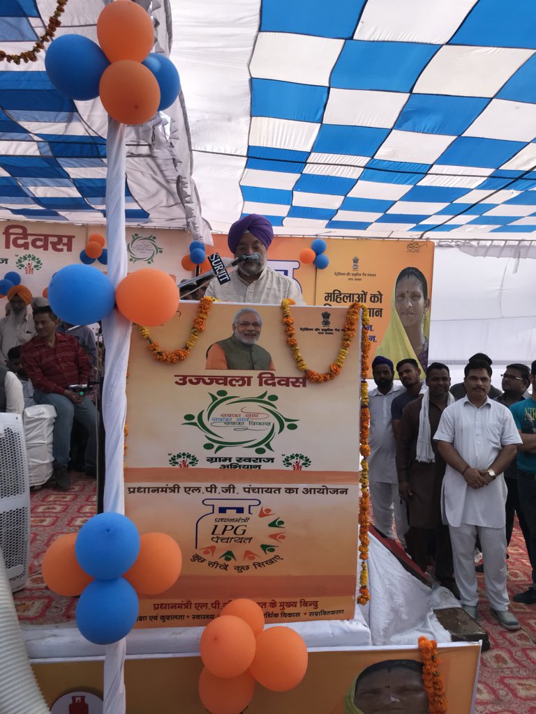 ioclpunjab's tweet photo. Hon’ble MoS IC @MoHUA_India Sh @HardeepSPuri addressing the huge gathering at village #Mudhal #UjjwalaDiwas Appreciated efforts of @dpradhanbjp to reach the needy women @ChairmanIOCL @AshutoshJindalS @PetroleumMin https://t.co/5ejhkp2UI4