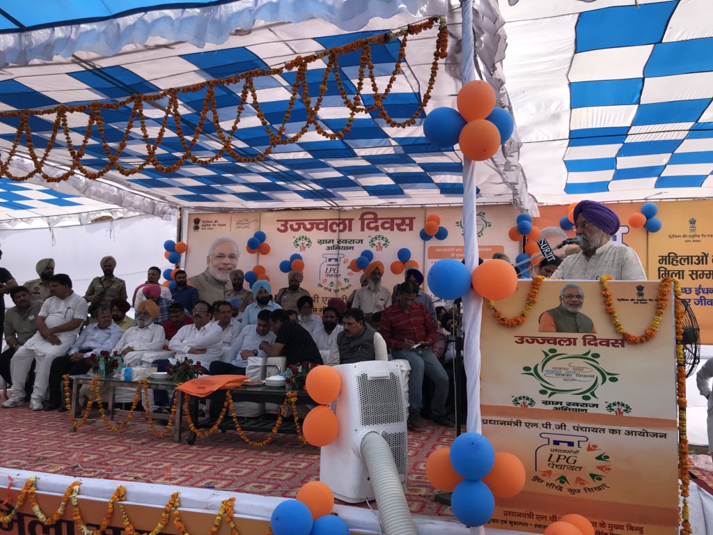 ioclpunjab's tweet photo. Hon’ble MoS IC @MoHUA_India Sh @HardeepSPuri addressing the huge gathering at village #Mudhal #UjjwalaDiwas Appreciated efforts of @dpradhanbjp to reach the needy women @ChairmanIOCL @AshutoshJindalS @PetroleumMin https://t.co/5ejhkp2UI4