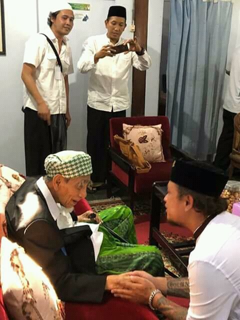 simbah kai maoemun zubair ke kab  magelang dalan acara itighosah bersama untuk memenangkan ganjar yasin