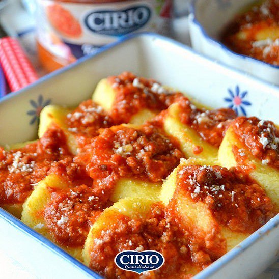 PassioneCirio's tweet photo. In tavola una pirofila bella fumante di #gnocchi alla romana! @immadolciagogo ce li propone in una variante golosissima con il #Ragù Rustico Cirio 😊
.
.
.
.
#cirio #MyCirio #ciriocuoreitaliano #cuoreitaliano #instafood #foodgram #madeinitaly #pomodor… https://t.co/4ds1SLOffF https://t.co/ff65nO1dQg