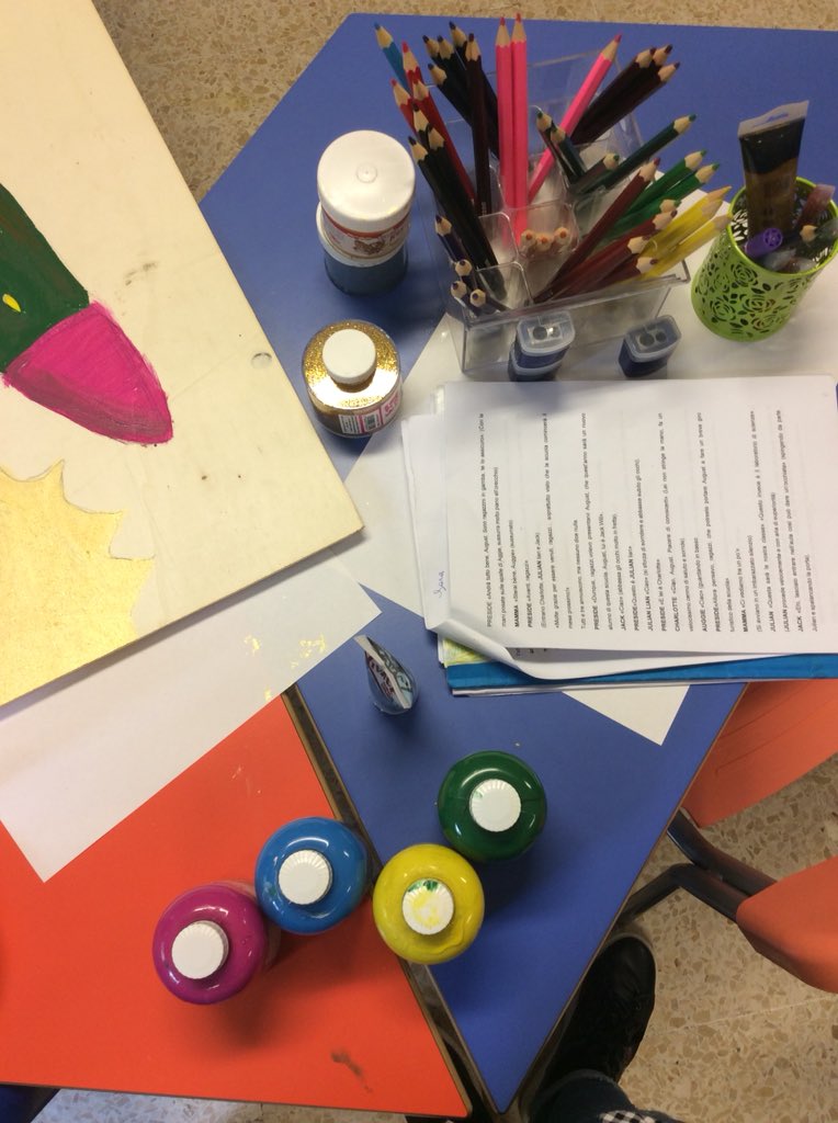 BClasseterza's tweet photo. Oggi #pitturiamo 🎨 i pannelli, #coloriamo i disegni di Gianni 👨🏻‍🎨 con #precisione 🤓 #felicità 😃 #impegno e #pauradisbagliare 🤯 #laboratoriodifalegnameria #scuolafamiglia ❤️ #3B #bimbibelli #bambinifelici 😍 https://t.co/C9M9jZyvCN