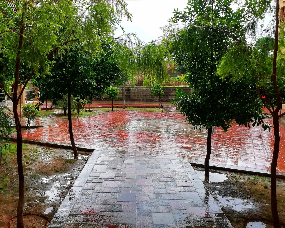 abeerahbiaji's tweet image. مگر مجھ کو لوٹا دو بچپن کا ساون
وہ کاغذ کی کشتی &apos;وہ بارش کا پانی
#Photography

#NUSTDiaries #S3H #Rain #Baarish #Poetry #Shayari #Symmetry #Urdu #Childhood

Caption Credits: @_safa_nadeem