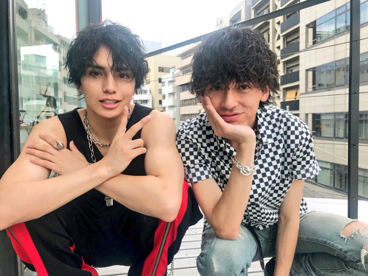 バンダリ亜砂也 今日も楽しい撮影 男はメイクしいひんけど 髪型でかっこよくなれる 黒髪いい感じ 良いの撮れました