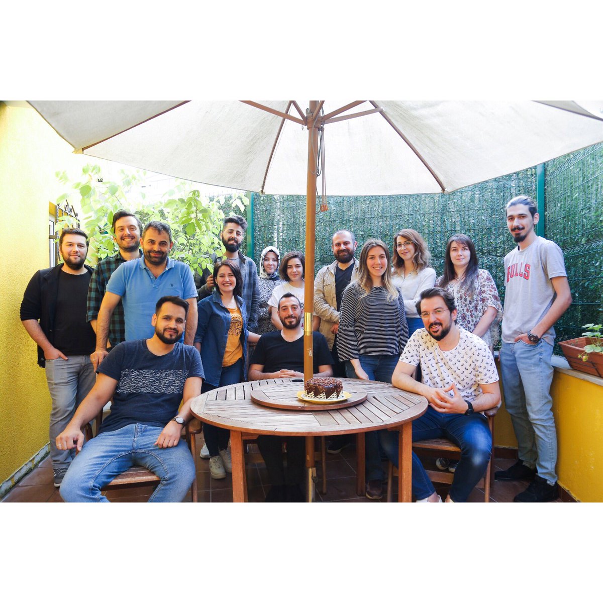sinerjicreative's tweet photo. Sinerji Creative Metin Yazarı Kemal Aydın'ın doğum gününü kutladık. Yeni yaşının soğuk esprilerine bir nebze sıcaklık getirmesini dileriz creative men 😅 🎉🎊 #SinerjiGrup #Sinerjikİşler #SinerjikCreative #Sinemag #Sinepro #happybirthday #creative #reklamajansı #kutlama https://t.co/Pyu8lCfh4t