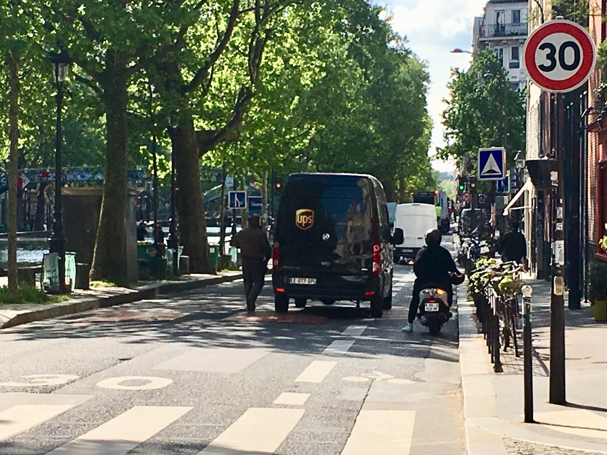 EmmanuelSPV's tweet image. Un livreur UPS malgré toute la pression du métier se gare pour une livraison en respectant la bande cyclable. Arrive un scooter qui utilise sa liberté d’aller n’importe où pour  passer un coup de fil en bloquant au pire endroit. @RasLeScoot