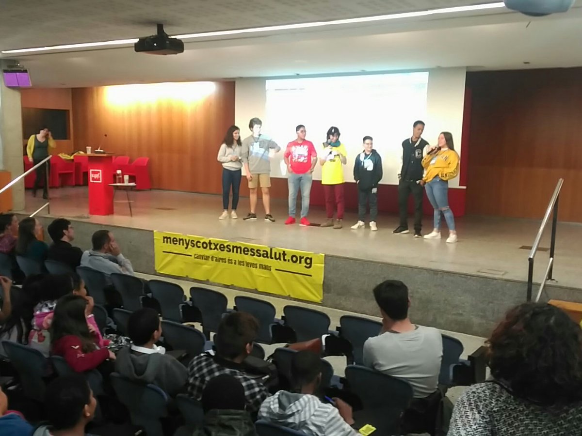 eduxarxa's tweet photo. Representats dels Instituts @insmaragall @insjoanbrossa i @iespicasso expliquen els experiments que van portar a terme per mesurar la #qualitataire i els companys @moboher i l'Eduard Moreno, els resultats de l'enquesta sobre els efectes a la salut respecte la contaminació. https://t.co/L9spKqF3x4