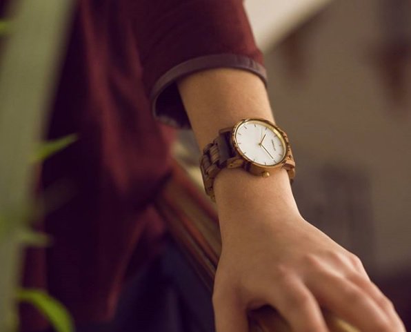 Cohnquer's tweet image. ¿Has pensado ya qué regalar en #ElDíadelaMadre?👩👵Hazle saber lo mucho que la quieres con un regalo único. ¡Entra en 👉cohnquer.com👈 y descubre nuestros #RelojesdeMadera y complementos! Recuerda que son personalizables. ¿A qué esperas?