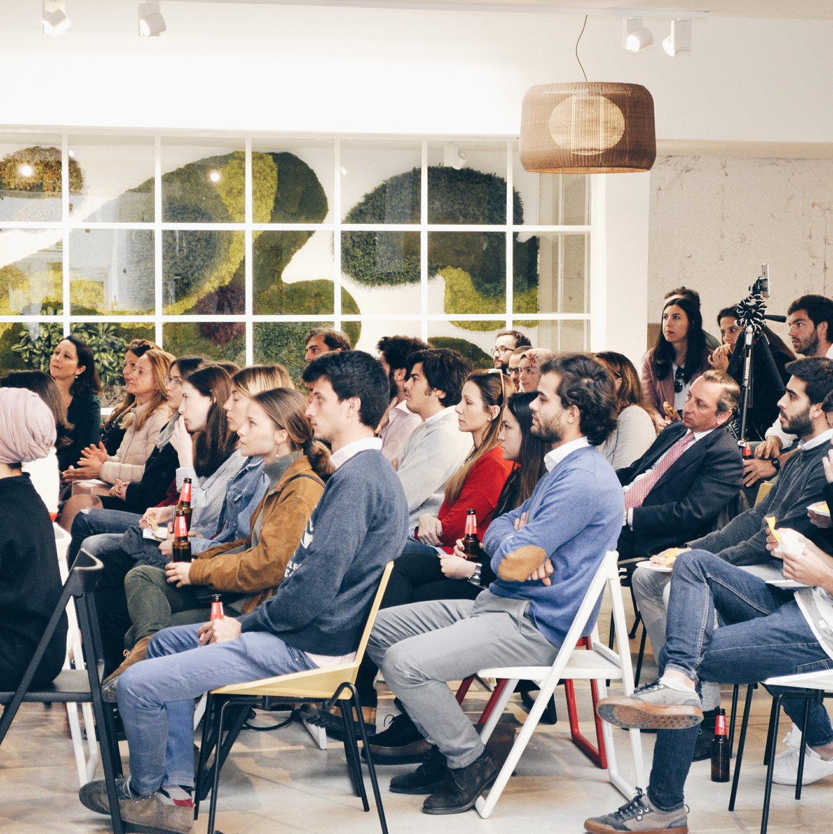 BrabanteCerveza's tweet photo. ¿Sabías que #Brabante colabora con @bethechangelunch? Se trata de una plataforma que pone en contacto a gente que está cambiando el mundo con gente que quiere cambiarlo. Descubre más a través de su página web: https://t.co/1U4Qu43kcB
#MomentoBrabante #BeAChanger #RSC https://t.co/RpNXwV300M
