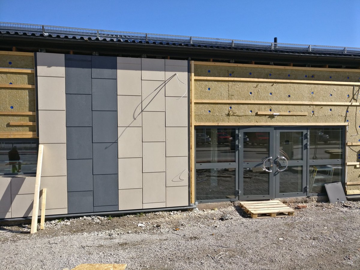 arbetsro's tweet photo. Nu har det hänt ännu mer på vår skola! Nya byggnaden är färdigisolerad och fönstren håller på att installeras. På den gamla skolbyggnaden sätts den nya fasaden upp runt matsalen! Vilket lyft det kommer bli! #nyaskm2020 https://t.co/J0PuUxXUWV