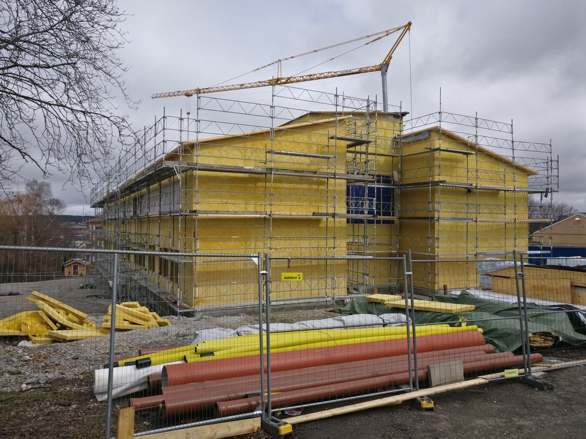 Nu har det hänt ännu mer på vår skola! Nya byggnaden är färdigisolerad och fönstren håller på att installeras. På den gamla skolbyggnaden sätts den nya fasaden upp runt matsalen! Vilket lyft det kommer bli! #nyaskm2020