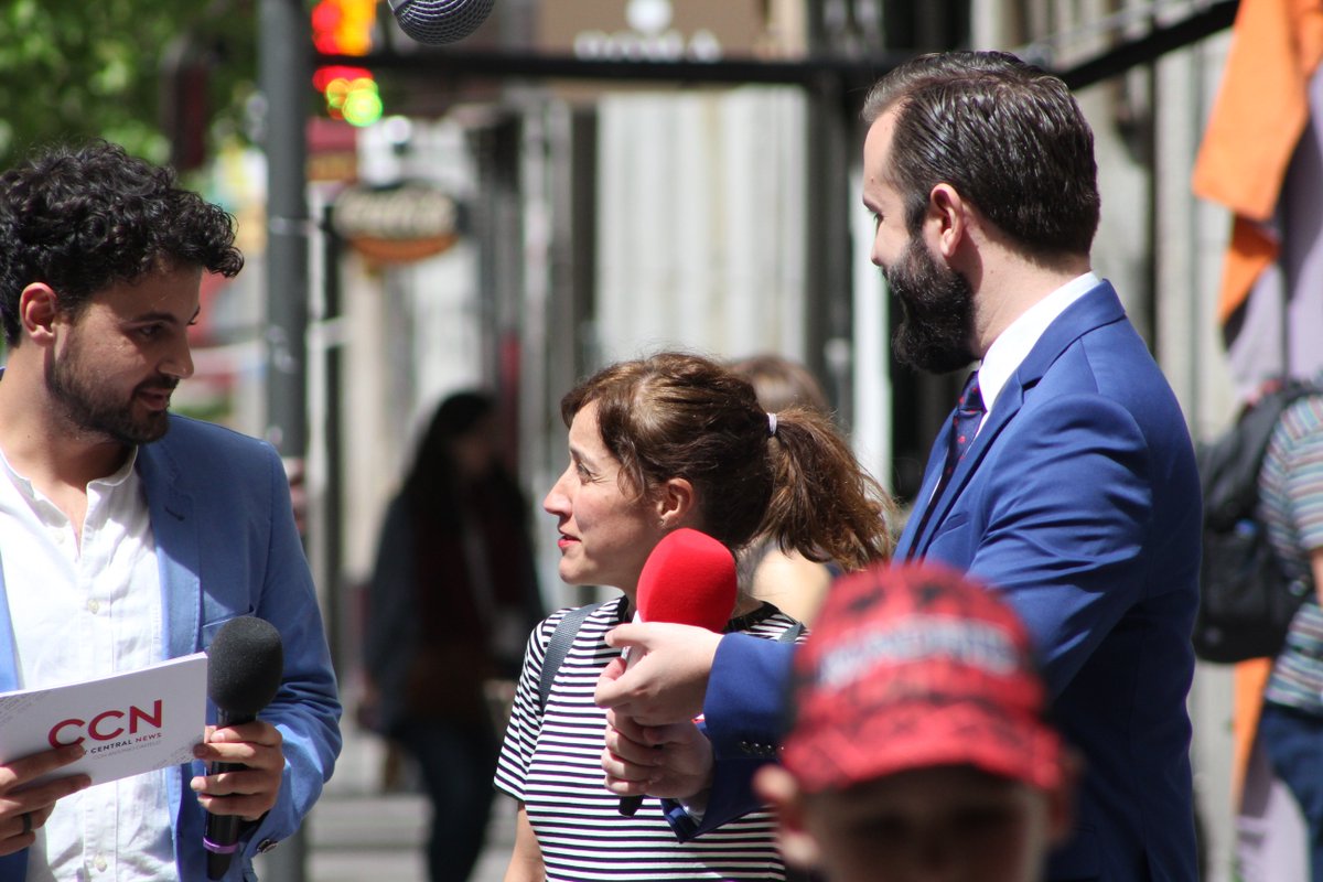 ComedyCentralES's tweet photo. Hemos pillado al jefe @SrCastelo con su becario por la calle. 👀 
Muy pronto en #CCNewsES... ¡@Amodeo13Oficial se estrena como #BecarioDeCastelo! 🙌 https://t.co/lGJc4GZ4SP