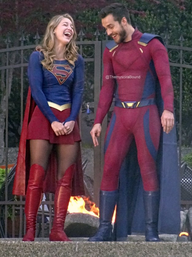 Uzivatel Daily メリッサブノワ Na Twitteru Supergirlネタバレ メリッサとクリスは撮影の合間に何やら冗談を言い合いながらクスクス コロコロ笑いまくっていたようです 本当にいつ見ても仲良さそうな二人 Credit Themyscirabound スーパーガール撮影