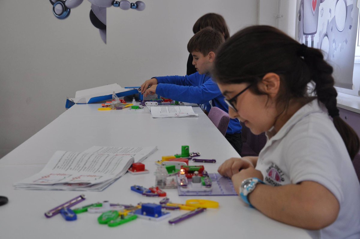 RobotAkademisi's tweet photo. İlkokul öğrencilerine yönelik temel seviye elektrik-elektronik eğitimleri devam ediyor.

https://t.co/wrxgVf5Pnv

#öğrenirsemyaparım #elektrik #elektronik #stem https://t.co/v4NIk4iMKL