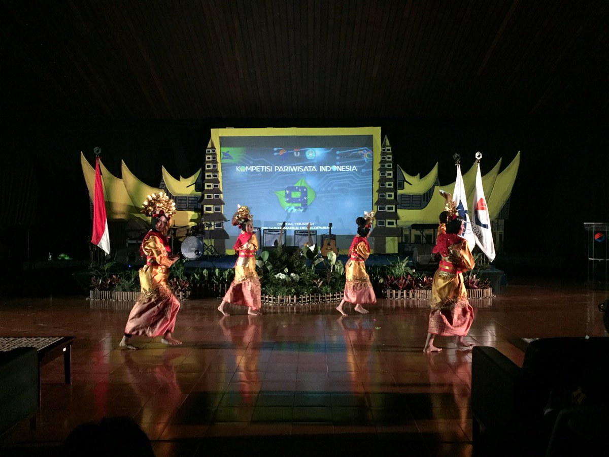 Halo selamat malam, talent Tari Tradisional sedang perfom diperlombaan nih @poltekbandung. Mari kita do'akan untuk teman - teman kita yang sedang berlomba semoga bisa memenangkannyaaa.. 🙏🙏🙏🙏