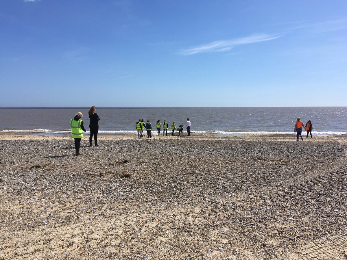 sciencedept_hhs's tweet photo. Beach clean time! These guys are super keen! Inspiring to see young people so interested in keeping our environment clean #plastics #plasticfree #beachclean https://t.co/Xs6Q9Kx1rs