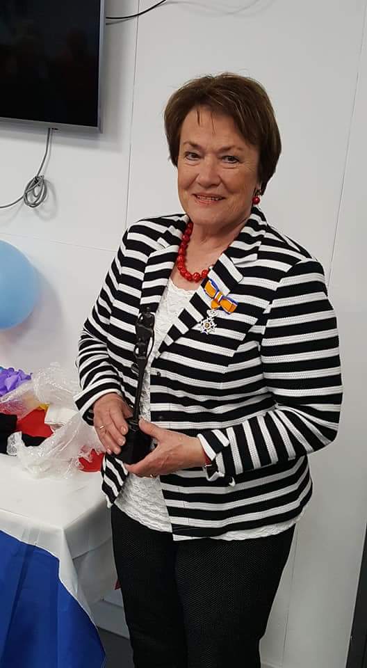 Nettie Hoogers (79) bestuurslid van de Voedselbank Stad Groningen heeft afgelopen week een Koninklijke Onderscheiding gekregen, lid in de orde van Oranje Nassau. Daar mag ze trots op zijn!