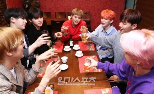 BTS_Spain's tweet photo. 💬[INFO] Jooheon de Monsta X mencionó a Suga al hablar sobre lo que quiere transmitir a través de su música: "Suga sunbaenim de @BTS_twt escribió sobre los momentos difíciles que pasó cuando era joven y fue genial. Yo también quiero contar mi historia"

© agirlinthepark https://t.co/QaEqLpwvIl
