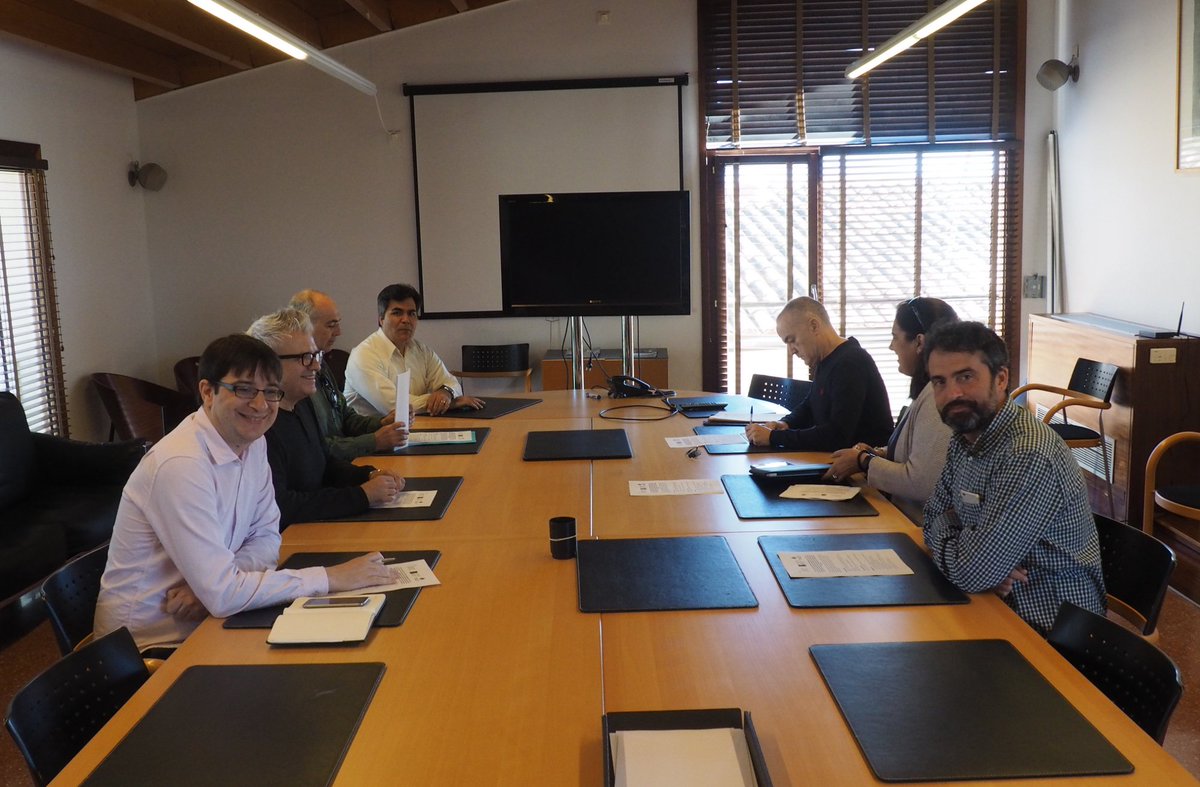 parcbit's tweet image. Reunió per certificar la nova infraestructura de connexió de #fibraoptica entre @UIBuniversitat i @parcbit que permetrà millorar la connectivitat entre ambdues entitats i l'accessibilitat a la #RedIRIS, beneficiant per exemple les spin-offs i el futur complex científico-tècnic
