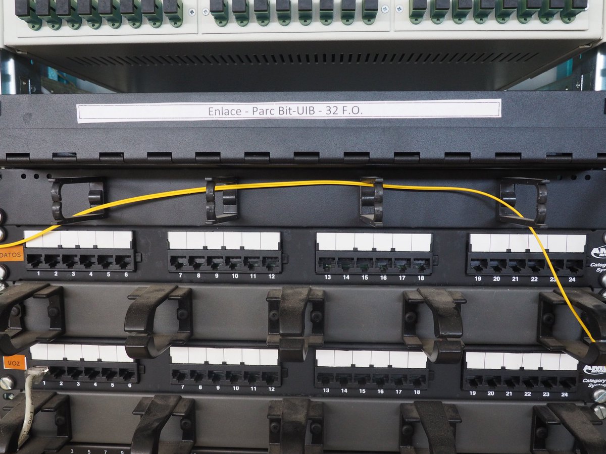 parcbit's tweet image. Reunió per certificar la nova infraestructura de connexió de #fibraoptica entre @UIBuniversitat i @parcbit que permetrà millorar la connectivitat entre ambdues entitats i l'accessibilitat a la #RedIRIS, beneficiant per exemple les spin-offs i el futur complex científico-tècnic