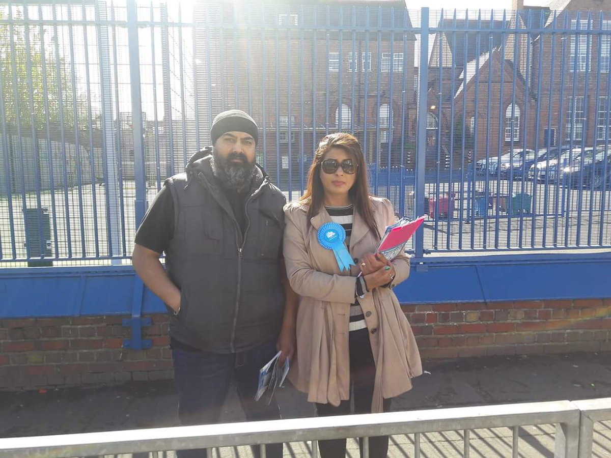 RajForNEW's tweet photo. Sun and supporters what a combination. #localelections2018 #NorthEdgbaston #RajForNEW #Conservatives #LocalElections #TeamRajPadda #RajPadda #VoteConservative #Time4Change #LocalElection2018 #ElectionDay #VoteConservative https://t.co/VU4GMcq6UB